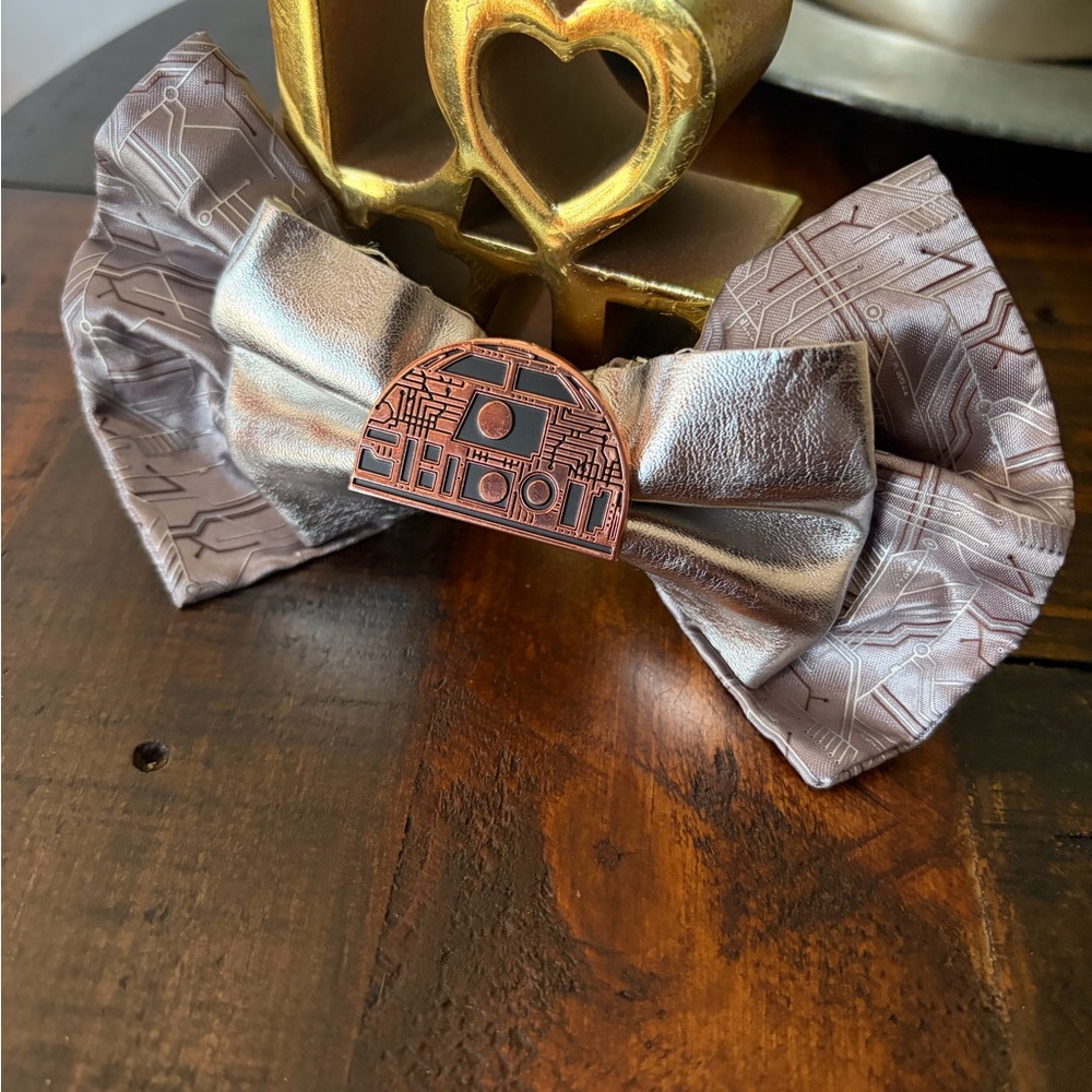 EUC Star Wars R2D2 Metallic Silver Circuit Pattern Hair Bow